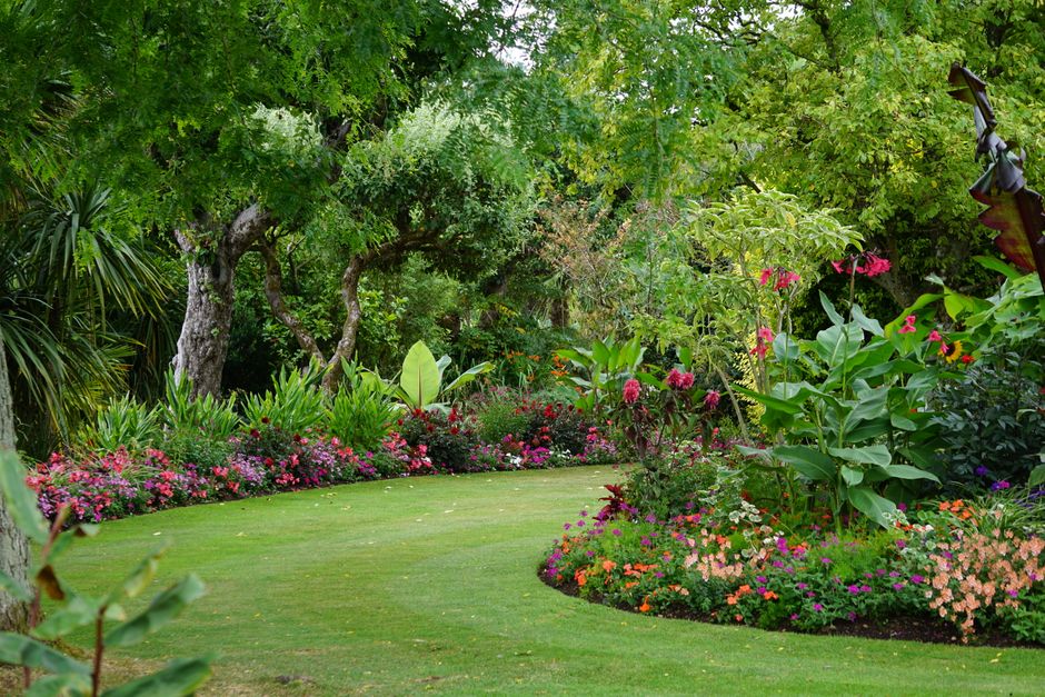 Jardin paysager structuré avec massifs fleuris et pelouse dessinée