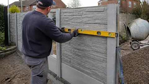 Clôture de jardin en béton : avantages, prix et pose